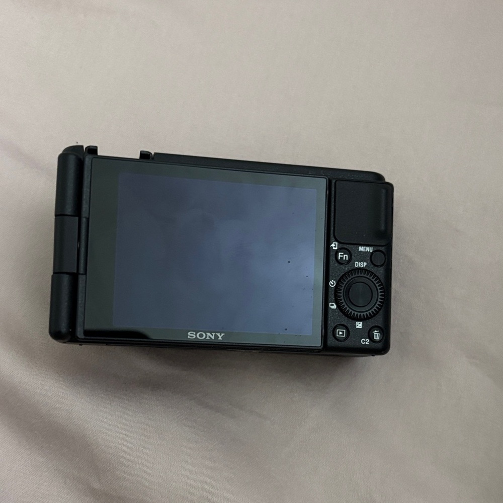 Sony Compact Digital Camera in Black with Flip LCD - Picture 2 of 4